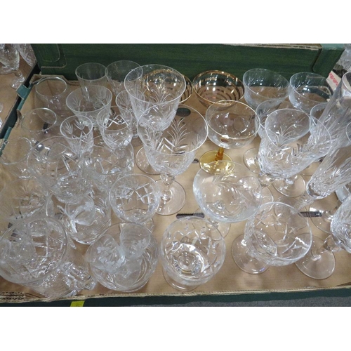 175 - FOUR TRAYS OF ASSORTED GLASSWARE TO INCLUDE WINE GLASSES, COLOURED GLASS EXAMPLES ETC