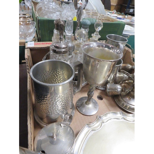 176 - A TRAY OF ASSORTED METAL WARE TO INCLUDE A SILVER PLATED GLASS BOTTLE CRUET WITH ASSORTED CONTENTS I... 