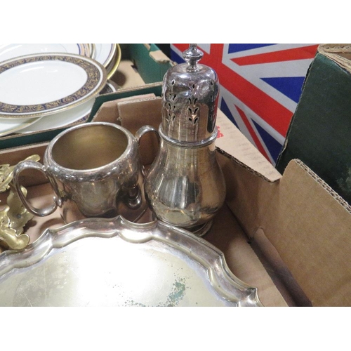 176 - A TRAY OF ASSORTED METAL WARE TO INCLUDE A SILVER PLATED GLASS BOTTLE CRUET WITH ASSORTED CONTENTS I... 