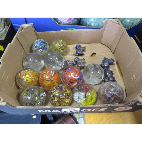 185 - A TRAY OF ASSORTED GLASS PAPERWEIGHTS ETC