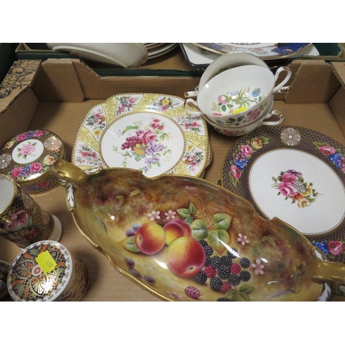 192 - A TRAY OF ASSORTED FLORAL SPODE PLATES, VASES, PLATES ETC