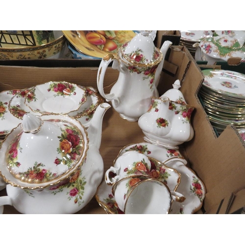 193 - THREE TRAYS OF OLD COUNTRY ROSES TEA/DINNER WARE