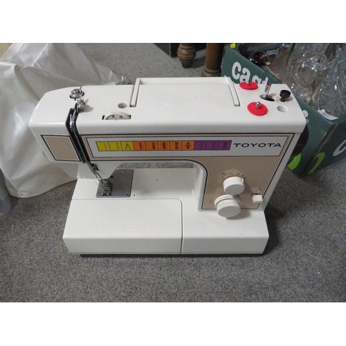 202 - FOUR ASSORTED SEWING MACHINES TO INCLUDE A VINTAGE SINGER 150 ANNIVERSARY LIMITED EDITION EXAMPLE ET... 