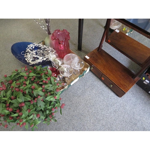 204 - A VINTAGE DRESSING TABLE MIRROR WITH TWIN DRAWERS TOGETHER WITH A TRAY OF GLASSWARE ETC