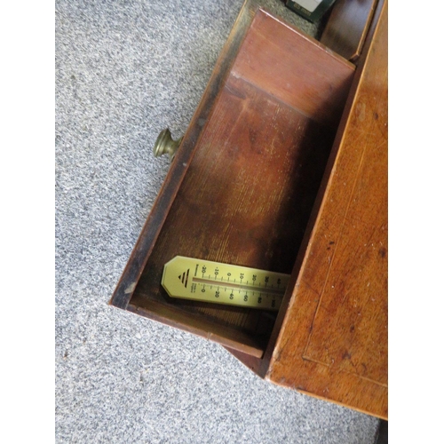 204 - A VINTAGE DRESSING TABLE MIRROR WITH TWIN DRAWERS TOGETHER WITH A TRAY OF GLASSWARE ETC