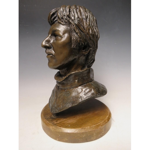 301 - A KEITH LEE SCULPTURE OF A  BUST OF A GENTLEMAN RAISED ON A WOODEN PLINTH APPROX HEIGHT 35 CM