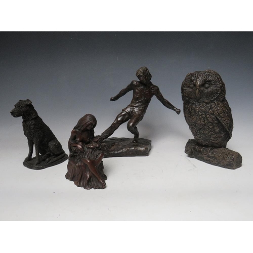 320 - TWO KEITH LEE FIGURES CONSISTING OF AN OWL & A DOG TOGETHER WITH TOW JOHN LETTS FIGURES   - A FOOTBA... 