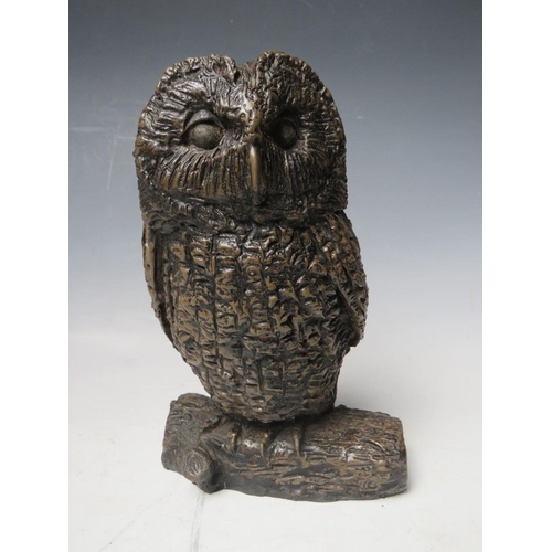 320 - TWO KEITH LEE FIGURES CONSISTING OF AN OWL & A DOG TOGETHER WITH TOW JOHN LETTS FIGURES   - A FOOTBA... 