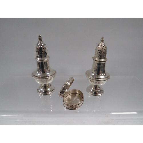 379 - A SELECTION OF HALLMARKED SILVER AND WHITE METAL TO INCLUDE PEPPERETTES