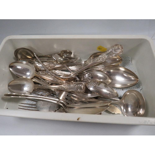 387 - A COLLECTION OF SILVERPLATED WARE TO INCLUDE KINGS PATTERN EXAMPLE