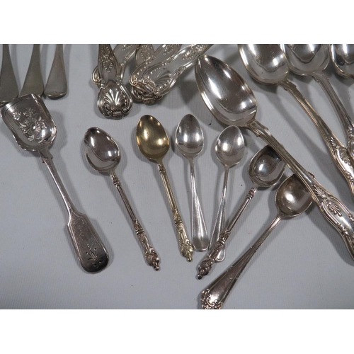 387 - A COLLECTION OF SILVERPLATED WARE TO INCLUDE KINGS PATTERN EXAMPLE