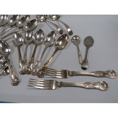 387 - A COLLECTION OF SILVERPLATED WARE TO INCLUDE KINGS PATTERN EXAMPLE