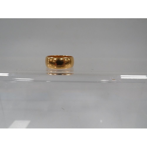 396 - A HALLMARKED 22 CARAT GOLD WEDDING BAND approx 9.6g