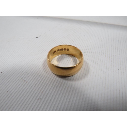 396 - A HALLMARKED 22 CARAT GOLD WEDDING BAND approx 9.6g