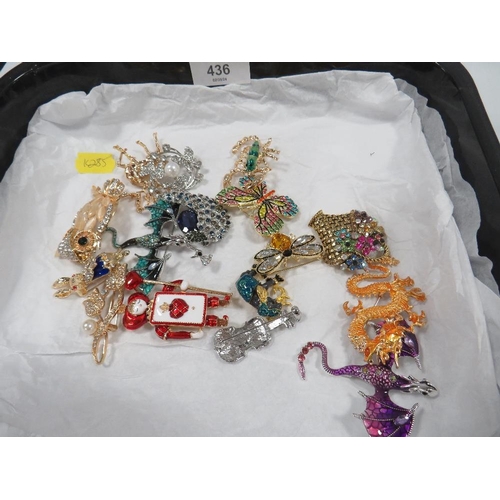 436 - A TRAY OF MIXED COLLECTORS BROOCHES