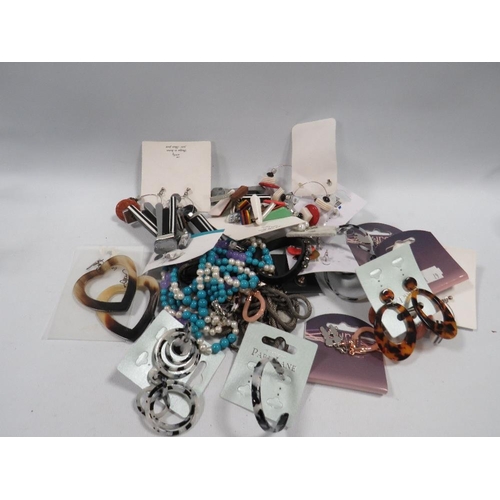 437 - A BAG OF COSTUME JEWELLERY, NECKLACES, EARRINGS ETC