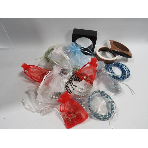 439 - A BAG OF COSTUME JEWELLERY TO INCLUDE NECKLACE ETC