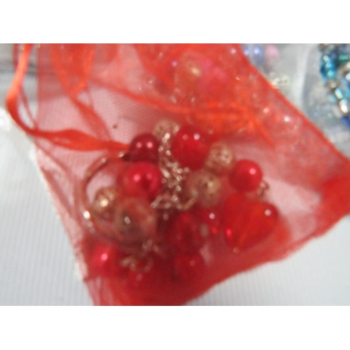 439 - A BAG OF COSTUME JEWELLERY TO INCLUDE NECKLACE ETC