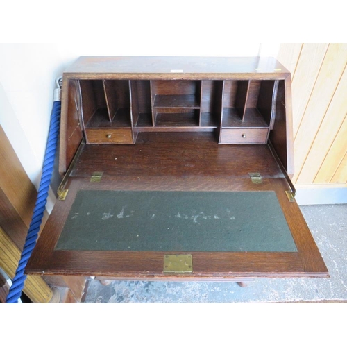 706 - A SMALL OAK 20TH CENTURY BUREAU