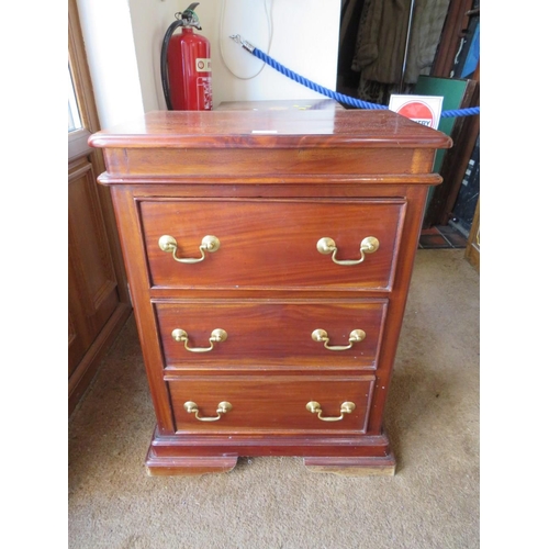 707 - A SMALL REPRODUCTION MAHOGANY THREE DRAWER CHEST W-56 CM