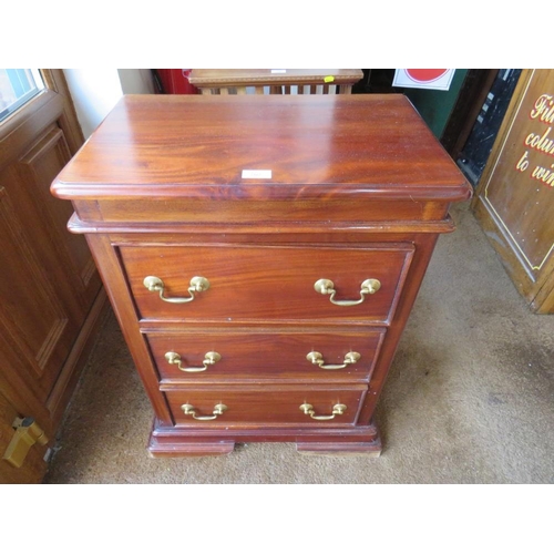 707 - A SMALL REPRODUCTION MAHOGANY THREE DRAWER CHEST W-56 CM