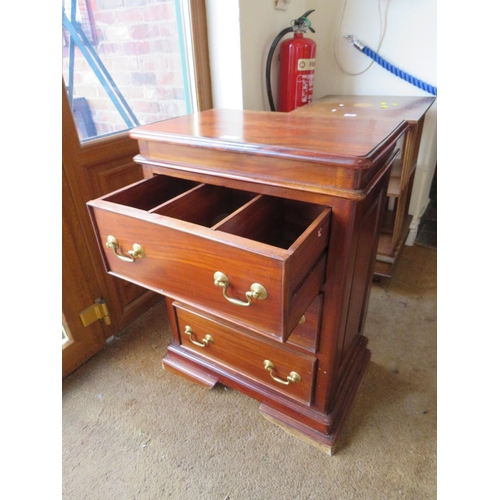 707 - A SMALL REPRODUCTION MAHOGANY THREE DRAWER CHEST W-56 CM