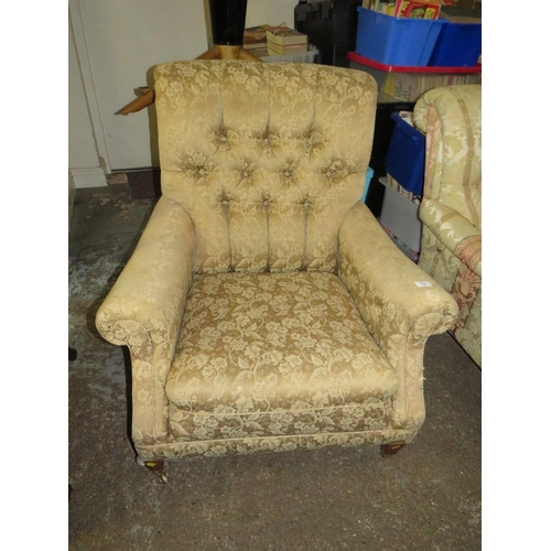 710 - A 'HOWARD & SONS' STYLE COUNTRY HOUSE ARMCHAIR