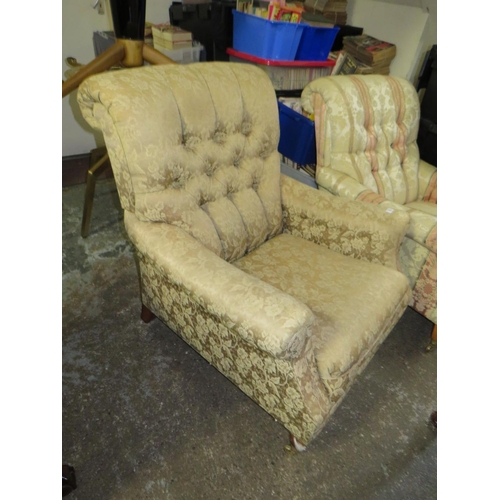 710 - A 'HOWARD & SONS' STYLE COUNTRY HOUSE ARMCHAIR