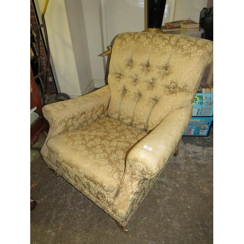 710 - A 'HOWARD & SONS' STYLE COUNTRY HOUSE ARMCHAIR