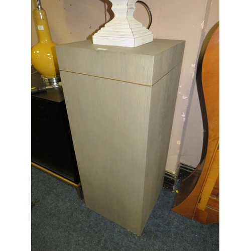 725 - A MODERN GREY PEDESTAL AND A WHITE TABLE LAMP & SHADE (2)