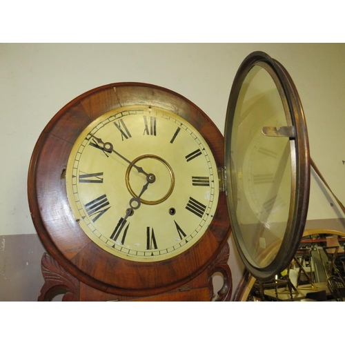 726 - AN ANTIQUE AMERICAN WALL CLOCK