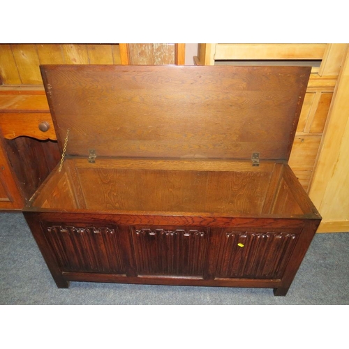 742 - AN OAK LINENFOLD PANELLED COFFER W-113 CM