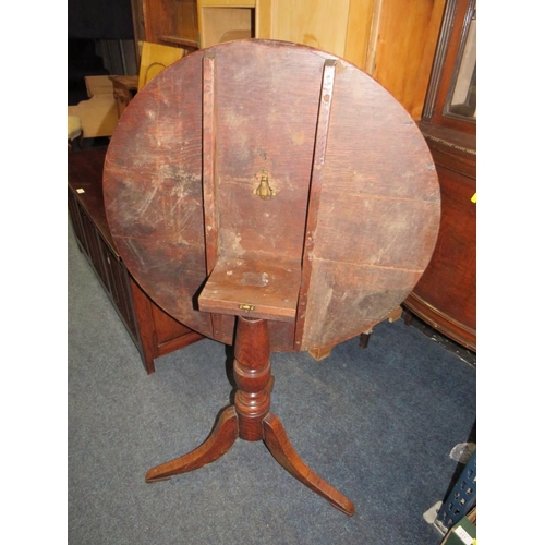 746 - A 19TH CENTURY CIRCULAR OAK TILE TOP TABLE