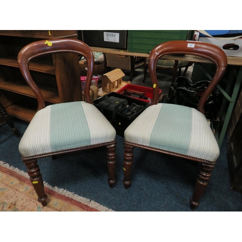 752 - A PAIR OF VICTORIAN MAHOGANY DINING CHAIRS