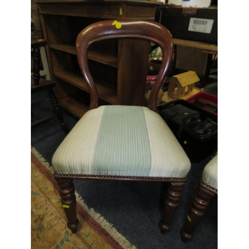 752 - A PAIR OF VICTORIAN MAHOGANY DINING CHAIRS