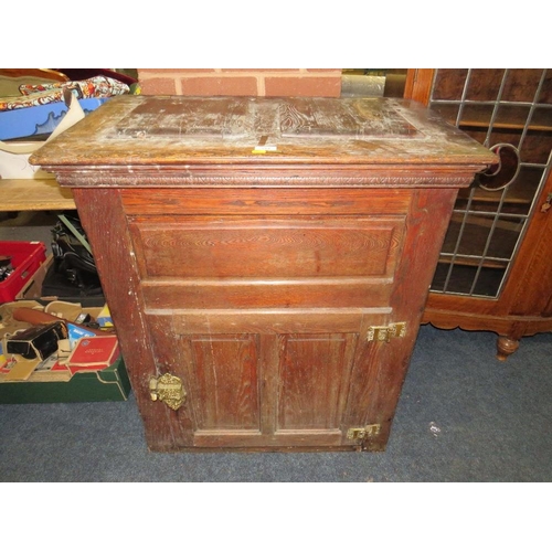 754 - AN UNUSUAL VINTAGE OAK PANELLED CUPBOARD 94 X 81 CM