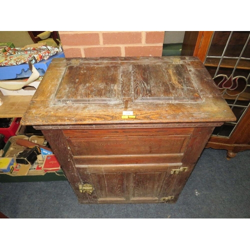 754 - AN UNUSUAL VINTAGE OAK PANELLED CUPBOARD 94 X 81 CM