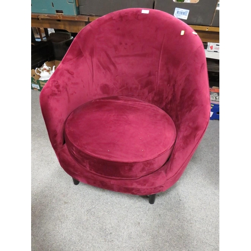 770 - A MODERN UPHOLSTERED PURPLE CHAIR