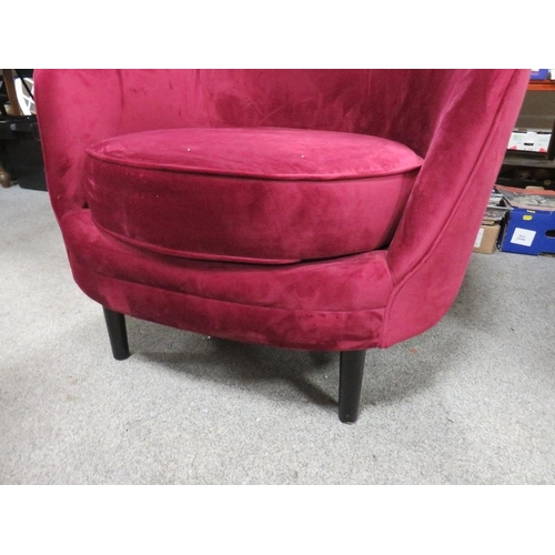 770 - A MODERN UPHOLSTERED PURPLE CHAIR