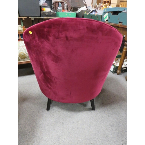 770 - A MODERN UPHOLSTERED PURPLE CHAIR