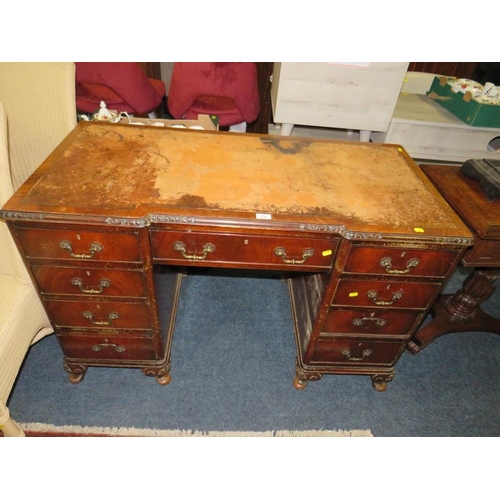 798 - A MAHOGANY TWIN PEDESTAL DESK WITH INSET LEATHER TOP - W 121 CM A/F