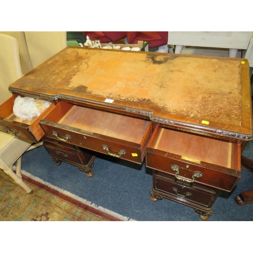 798 - A MAHOGANY TWIN PEDESTAL DESK WITH INSET LEATHER TOP - W 121 CM A/F