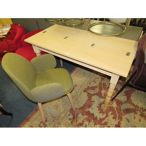 820 - A MODERN FOLDING DESK/TABLE WITH GREEN ARMCHAIR (2)