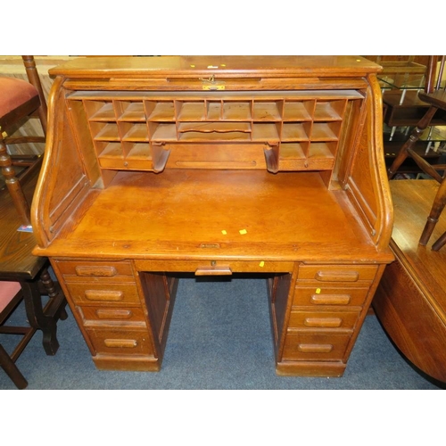 829 - AN ANTIQUE OAK ROLL TOP DESK W-127 CM