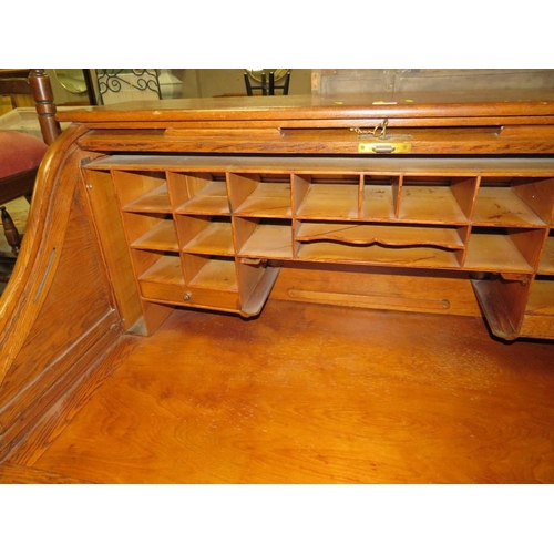 829 - AN ANTIQUE OAK ROLL TOP DESK W-127 CM