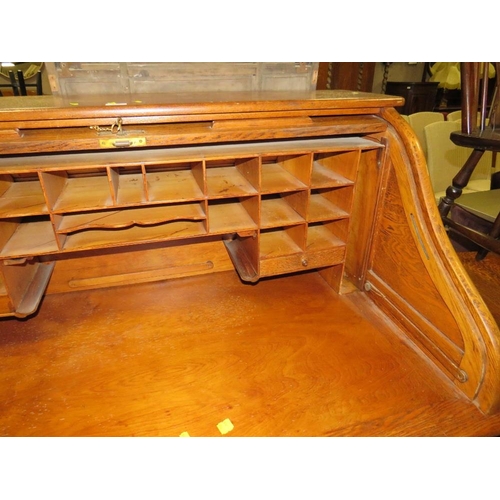 829 - AN ANTIQUE OAK ROLL TOP DESK W-127 CM