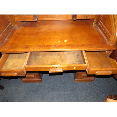 829 - AN ANTIQUE OAK ROLL TOP DESK W-127 CM