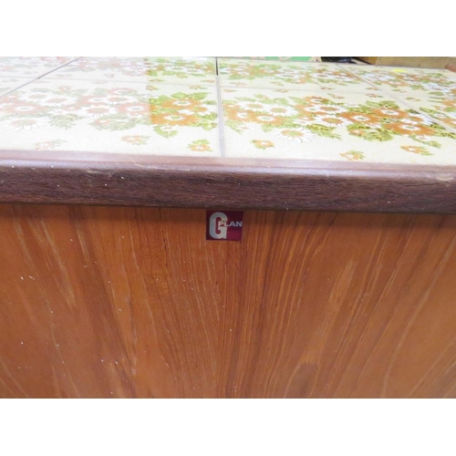 837 - A MID CENTURY G-PLAN TEAK TILE TOP TABLE UNIT W-85 CM