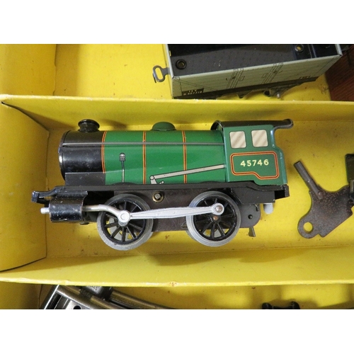 275 - A HORNBY BOXED TRAIN SET TOGETHER WITH A BOXED HORNBY TURNTABLE