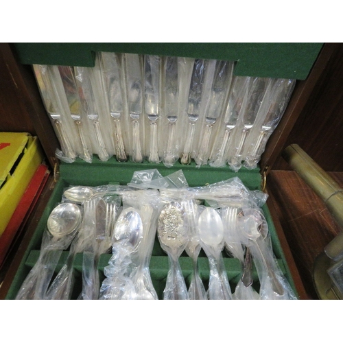 276 - A CANTEEN OF ROBERTS & DOR CUTLERY (UNCHECKED)